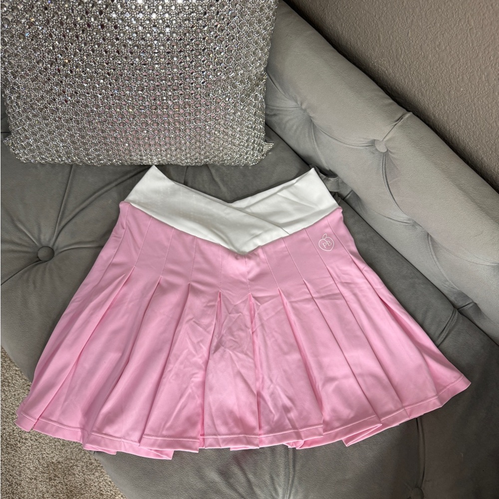 NWT Pcheebum Pink and White Pleated Skort